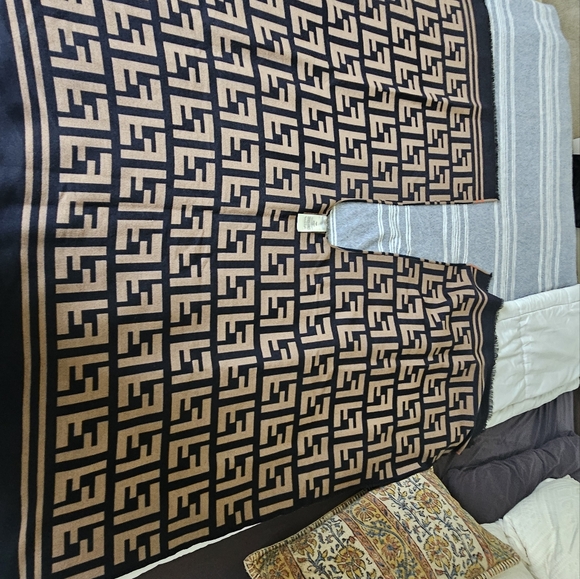 Fendi Poncho - Picture 5 of 7